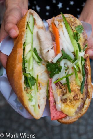 Ổ bánh mì đầy ắp nhân tại Bánh Mì Huỳnh Hoa, biểu tượng bánh mì ngon nhất Hồ Chí Minh