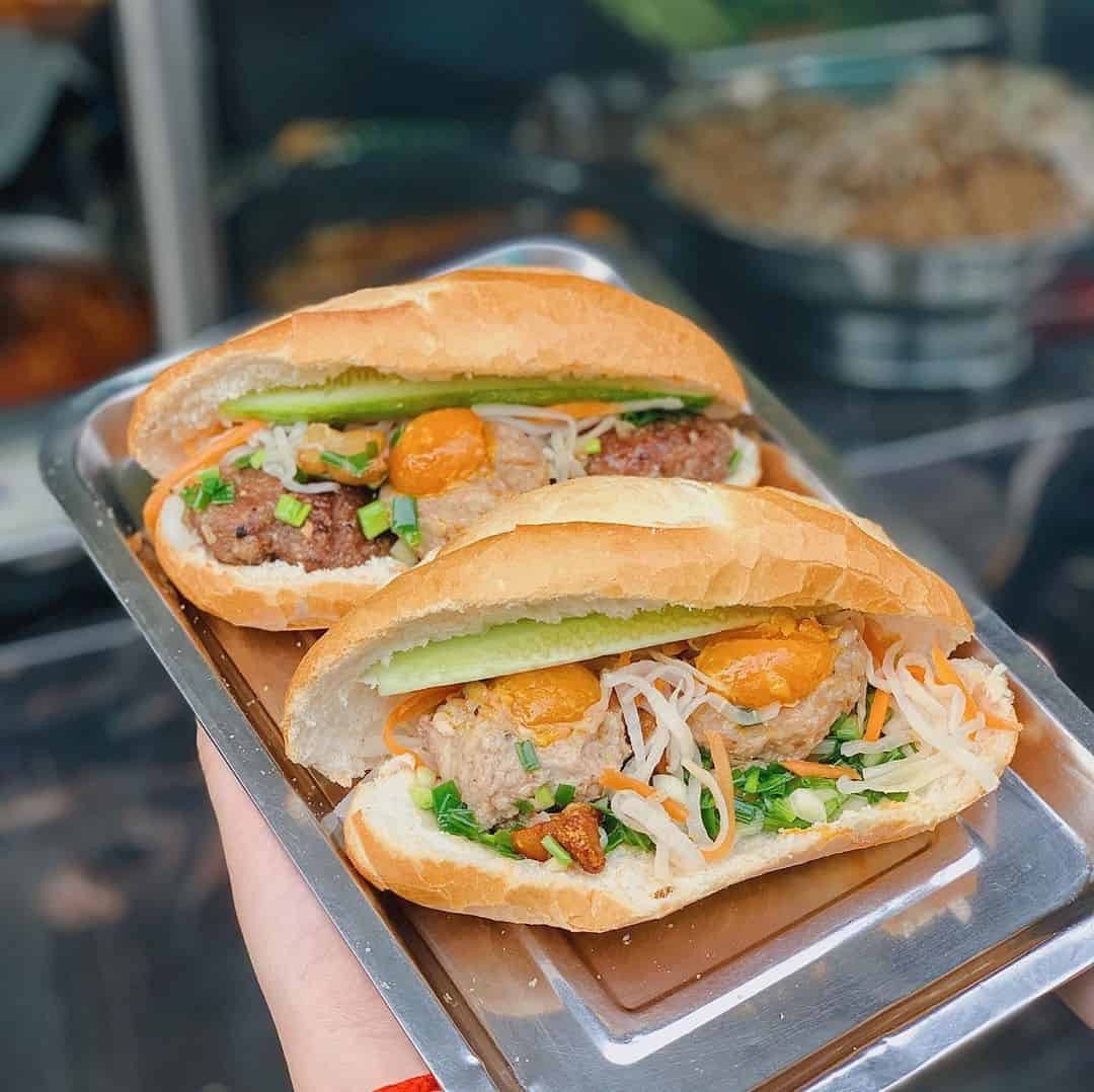 Ổ bánh mì đầy ắp nhân tại quán bánh mì bò nướng Hồ Xuân Hương