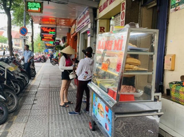 Ổ bánh mì giòn rụm tại quán bánh mì Oanh Lý Tự Trọng