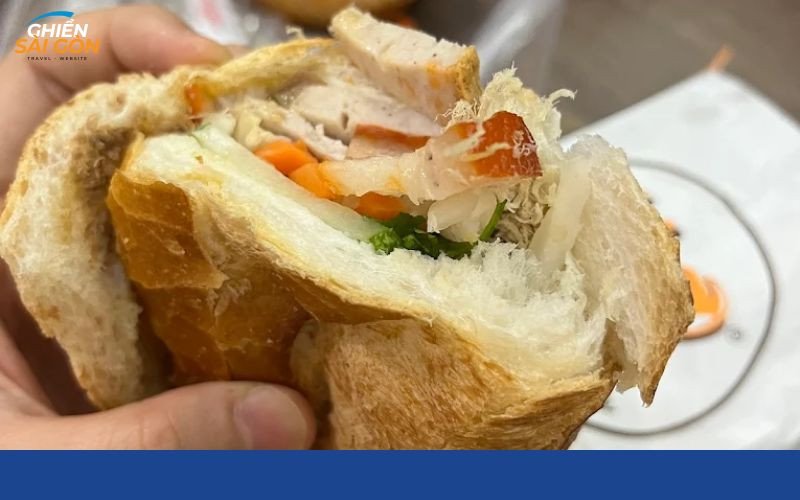Ổ bánh mì giòn rụm, vàng ươm, sẵn sàng để phục vụ khách tại Bánh Mì Hoàng Nam
