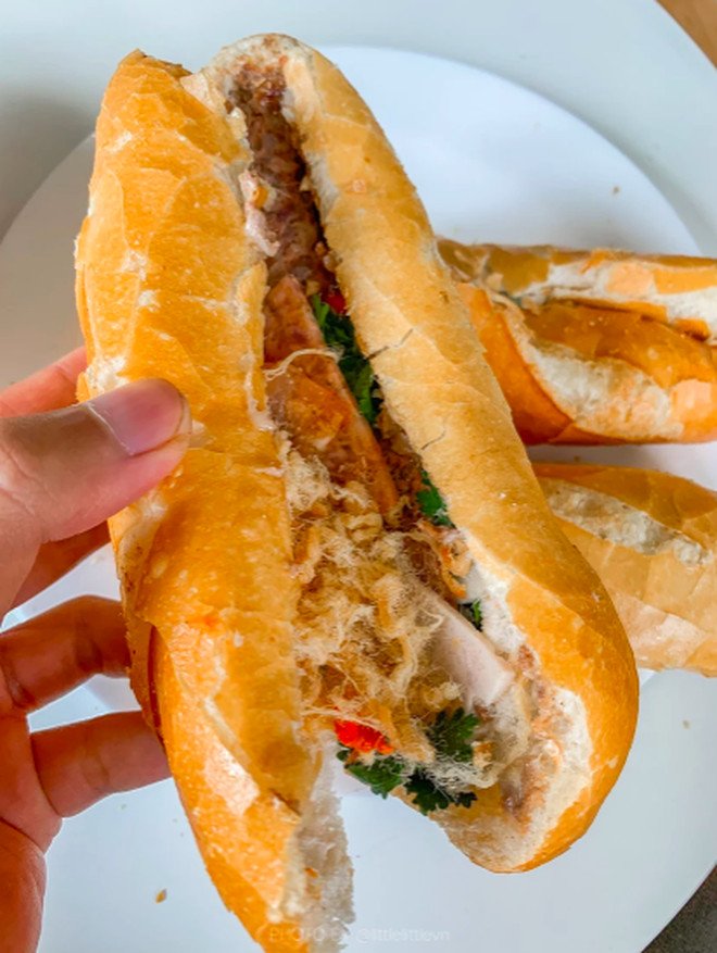 Ổ bánh mì giòn rụm với pate và ruốc gà tự làm, đặc trưng ẩm thực Đà Lạt