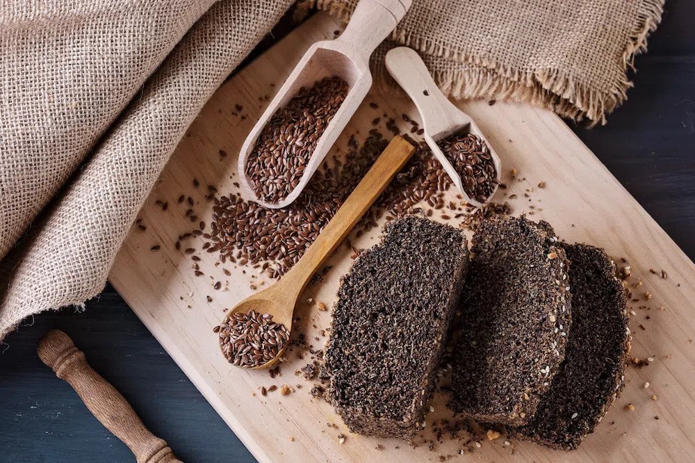 Ổ bánh mì hạt lanh thơm ngon, tượng trưng cho lựa chọn bánh mì lành mạnh tốt cho sức khỏe