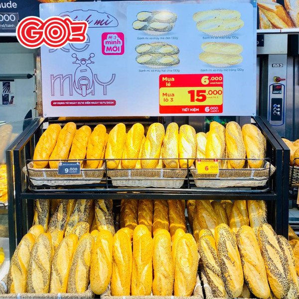 Ổ bánh mì hạt Tous Les Jours tươi ngon trên thớt gỗ