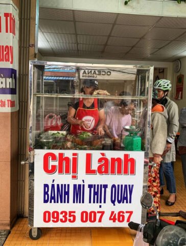Ổ bánh mì heo quay Chị Lành Đà Nẵng với lớp da giòn tan và nhân thịt đậm đà