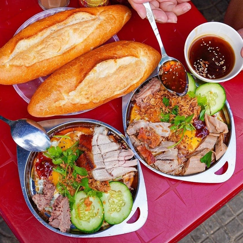 Ổ bánh mì heo quay giòn da Bích Đà Nẵng với đầy đủ nhân