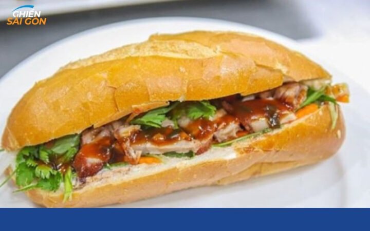 Ổ bánh mì heo quay giòn rụm tại lò bánh mì Tân Phú