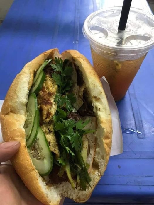 Ổ bánh mì heo quay tại tiệm Bánh Mì Hùng Ninh Bình