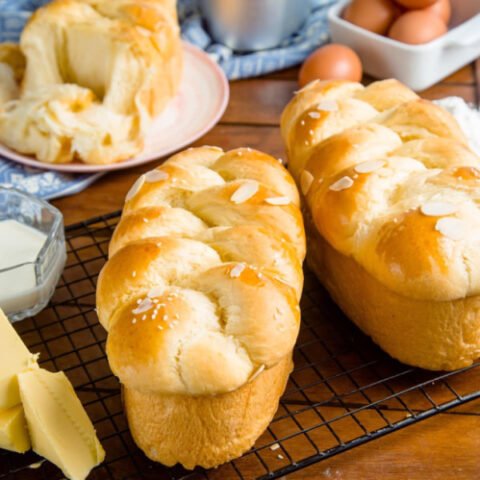 Ổ bánh mì hoa cúc truyền thống với lớp hạnh nhân phủ trên mặt