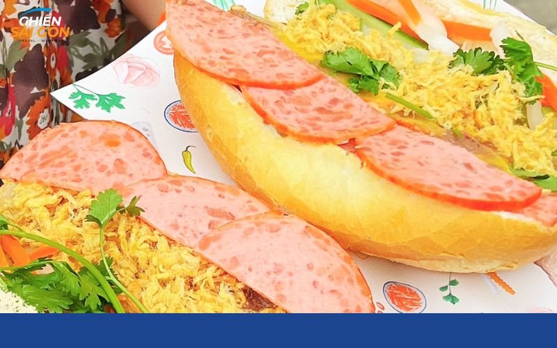 Ổ bánh mì Hoàng Lam được gói cẩn thận, sẵn sàng mang đi