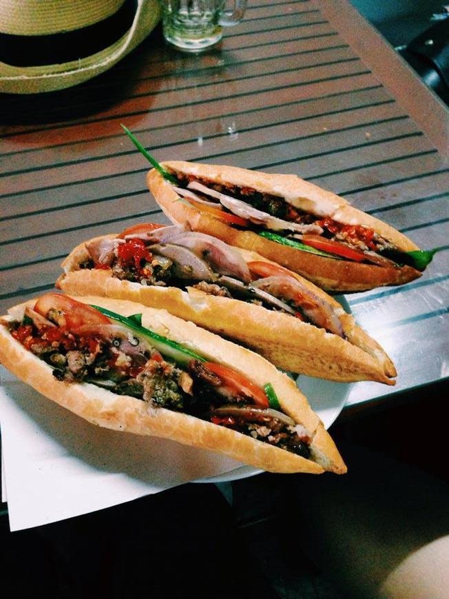 Ổ bánh mì Hội An nổi tiếng đầy đặn với nhân pate, thịt xá xíu và rau tươi