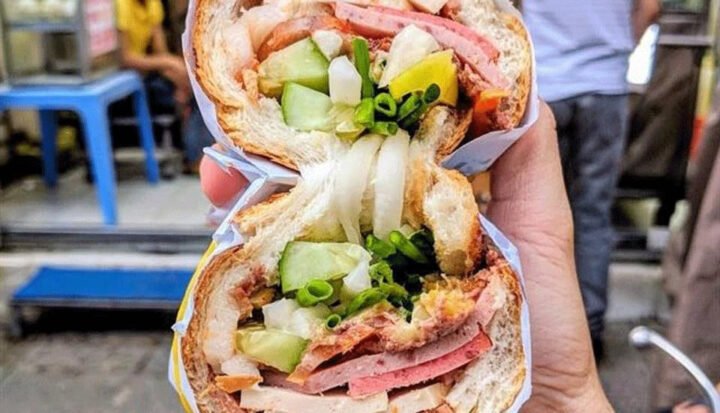 Ổ bánh mì Huỳnh Hoa đầy đặn tại Hà Nội với nhân thịt nguội đa dạng