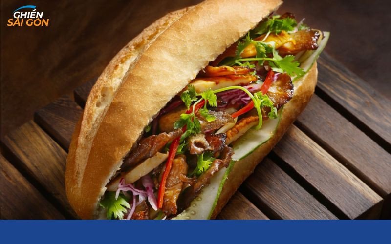 Ổ bánh mì kẹp Bạch Hổ nóng giòn với nhân thịt và rau tươi