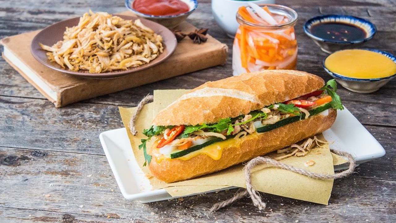 Ổ bánh mì kẹp thịt truyền thống
