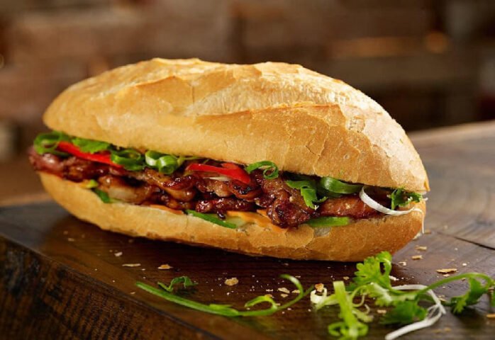 Ổ bánh mì kẹp thịt tươi ngon