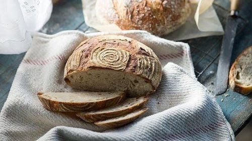 Ổ bánh mì lên men vàng giòn với kết cấu hấp dẫn