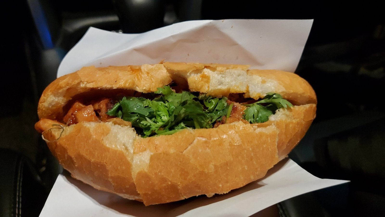 Ổ bánh mì ma Cần Thơ nóng giòn, đầy ắp nhân
