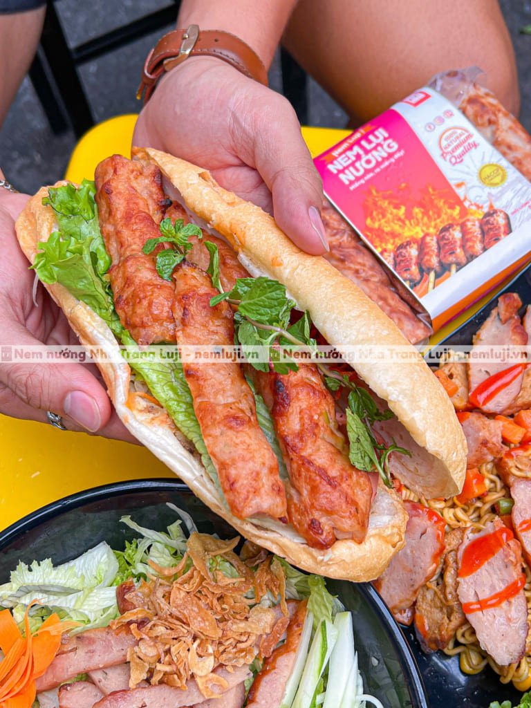 Ổ bánh mì nem nướng đầy đặn, một lựa chọn phổ biến ở Hà Nội