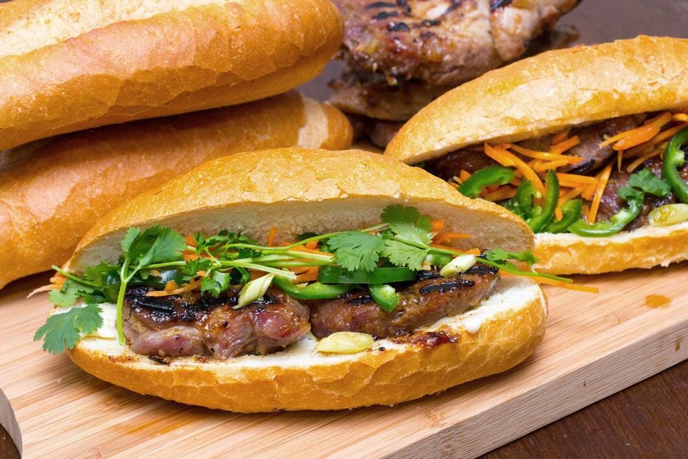 Ổ bánh mì nhân thịt nướng đầy đặn, hấp dẫn với pate và rau thơm