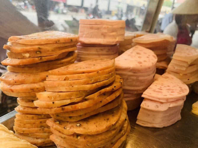 Ổ bánh mì Oanh Lê Thánh Tôn hoàn chỉnh, giòn rụm, sẵn sàng để thưởng thức.