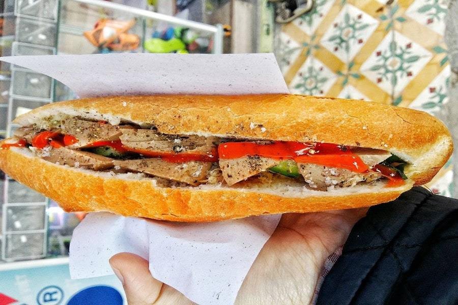 Ổ bánh mì ông Tý Quang Trung đầy ắp nhân chả và nước sốt