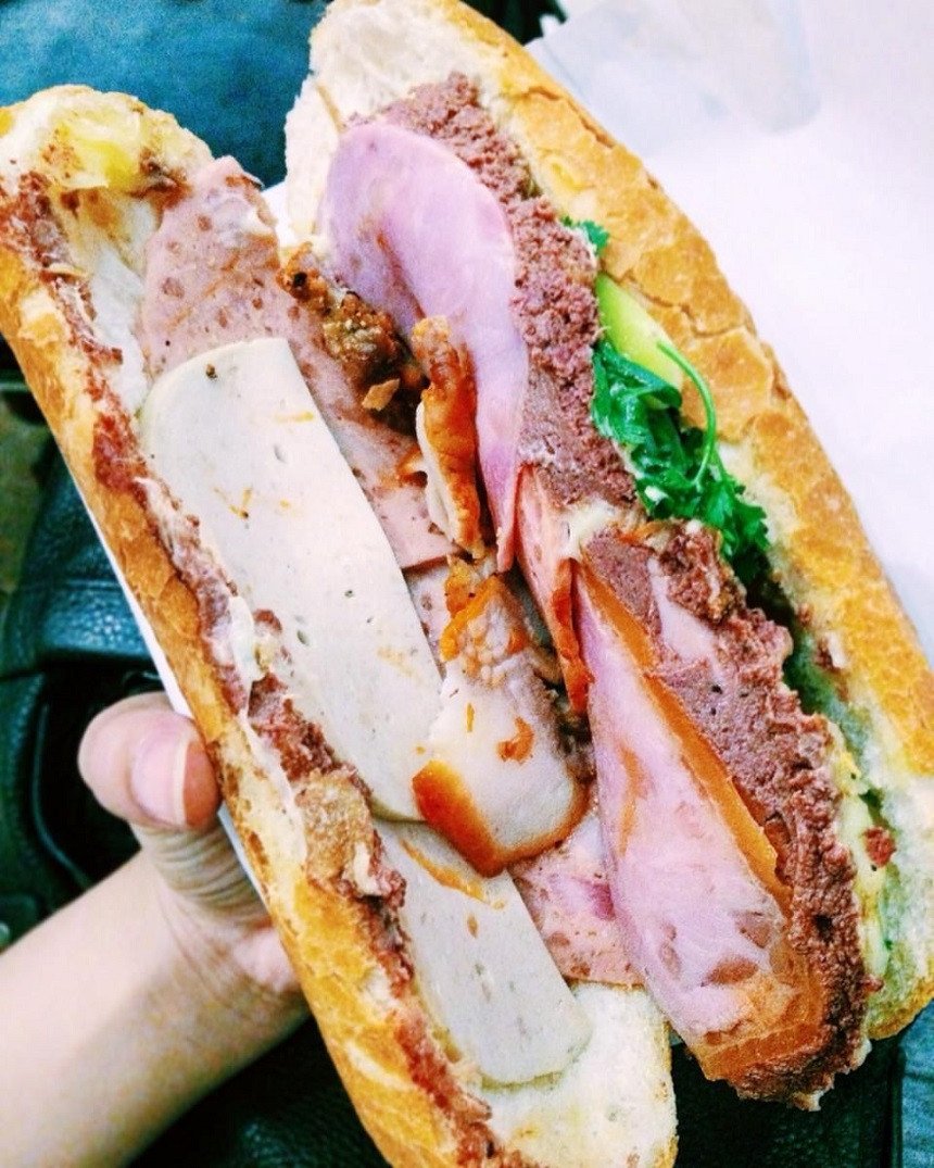 Ổ bánh mì pate hấp dẫn với đa dạng nhân ăn kèm