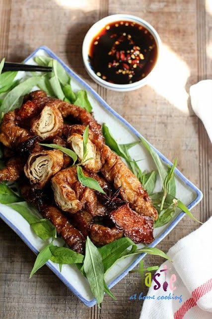 Ổ bánh mì phá lấu chay thành phẩm nóng hổi, nhân phá lấu mì căn thấm vị, ăn kèm rau răm và ớt tươi hấp dẫn.