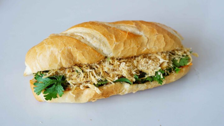 Ổ bánh mì Pháp chà bông gà cay Hồng Phát hấp dẫn, được cắt đôi