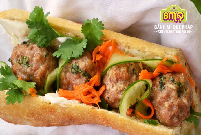 Ổ bánh mì quận 6 Huỳnh Ký với nhân thịt nguội thập cẩm hấp dẫn, chuẩn vị Sài Gòn.