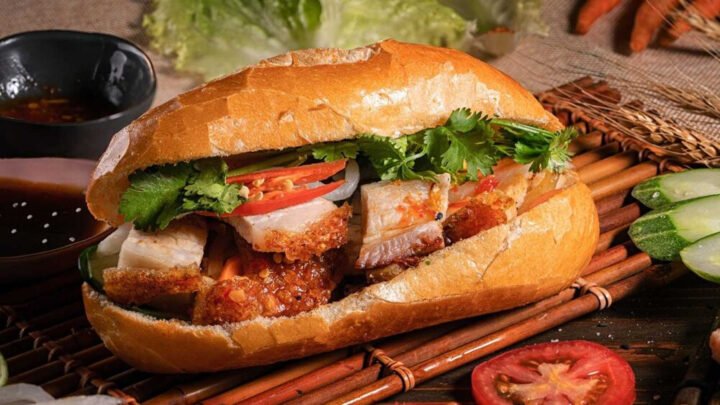 Ổ bánh mì Quy Nhơn nóng hổi, vàng ươm, với hương thơm nức mũi và nhân đầy đủ, là món ăn tuyệt vời cho bất kỳ ai yêu thích ẩm thực