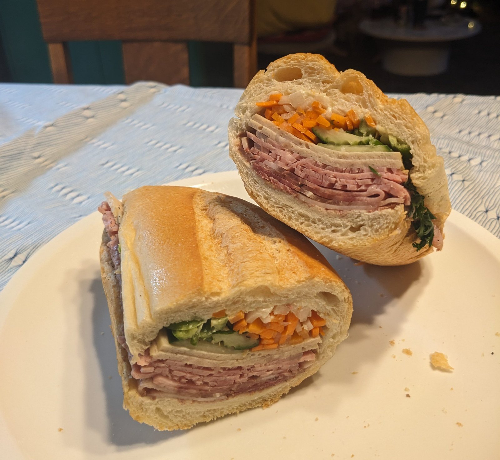 Ổ bánh mì Sài Gòn đặc biệt với pate và thịt nguội