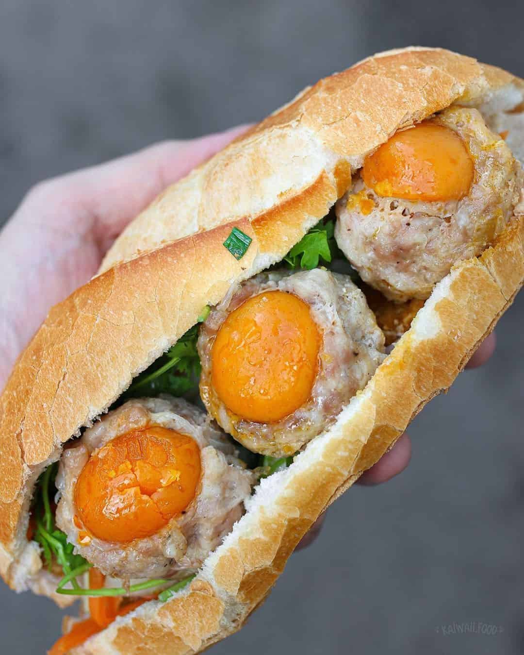 Ổ bánh mì Sài Gòn giòn rụm với ba viên xíu mại trứng muối