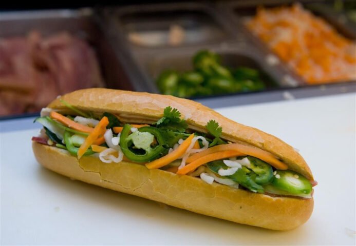 Ổ bánh mì Sài Gòn giòn rụm với nhân đầy đặn tại Cần Thơ