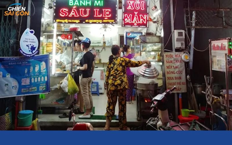 Ổ bánh mì Sáu Lẹ giòn rụm với nhân đầy đặn hấp dẫn