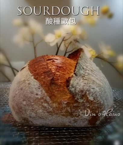 Ổ bánh mì sourdough với vỏ giòn rụm và đường rạch sắc nét