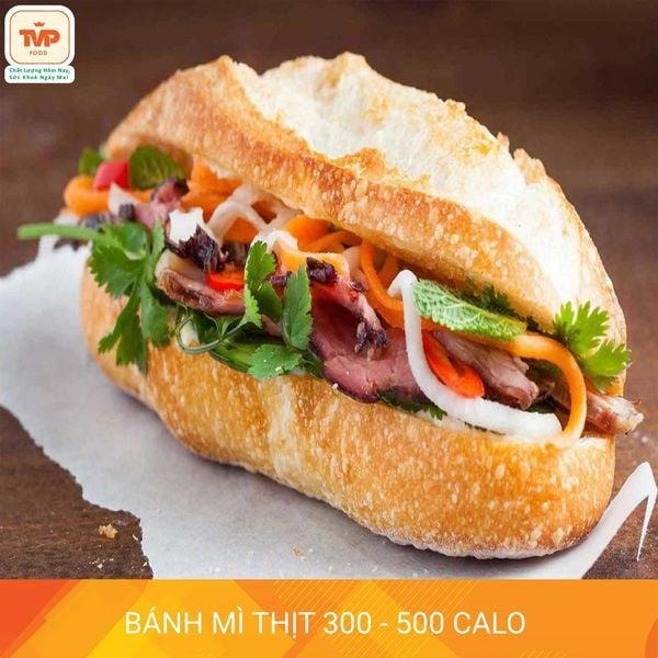 Ổ bánh mì thịt hấp dẫn với nhiều loại nhân, gợi mở câu hỏi bánh mì hội an bao nhiêu calo khi có thêm pate và xá xíu.