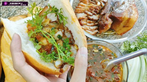 Ổ bánh mì thịt khìa hoàn chỉnh, đầy ắp nhân thịt đậm đà, rau tươi và nước sốt hấp dẫn, sẵn sàng thưởng thức.