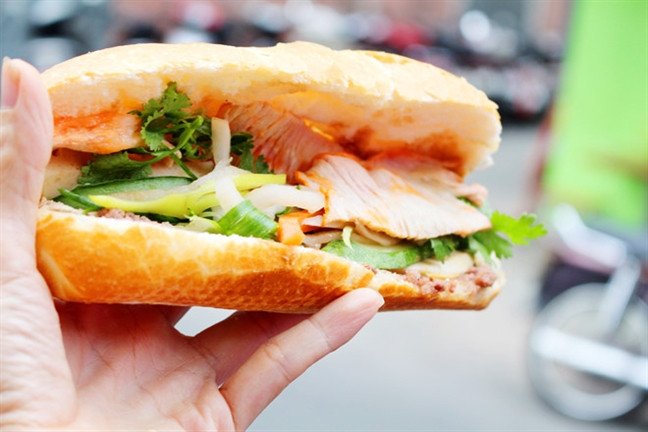 Ổ bánh mì thịt luộc đầy đặn với đa dạng các loại nhân hấp dẫn