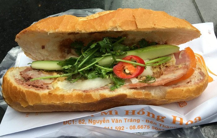 Ổ bánh mì thịt thập cẩm Sài Gòn tươi ngon