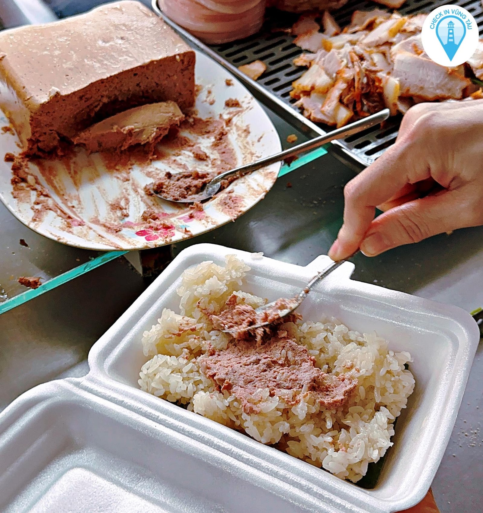 Ổ bánh mì thịt Vũng Tàu đầy ắp pate và thịt xá xíu