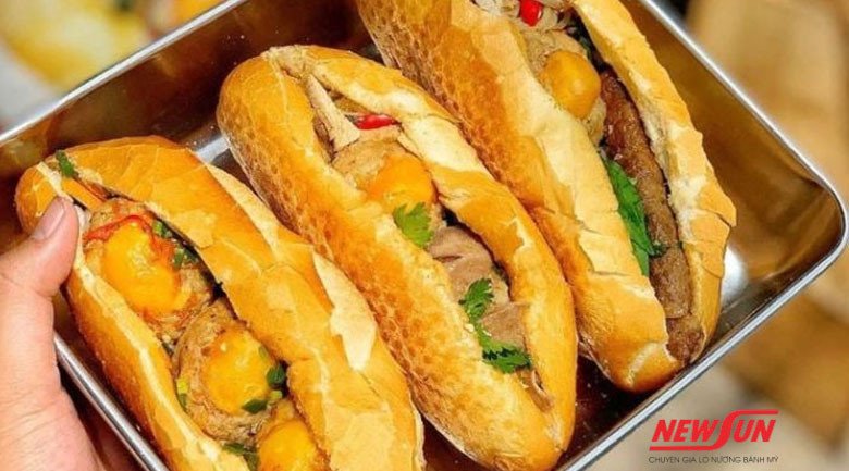 Ổ bánh mì thơm ngon tại quán O Lành, một trong những tiệm bánh mì truyền thống ở Huế với đủ loại nhân.
