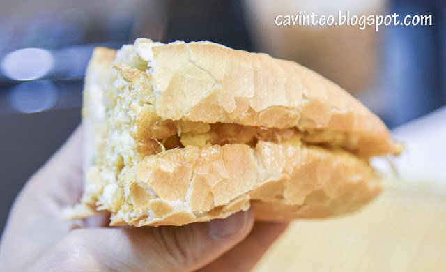 Ổ bánh mì trứng nóng hổi của bánh mì cô tiên, sẵn sàng phục vụ