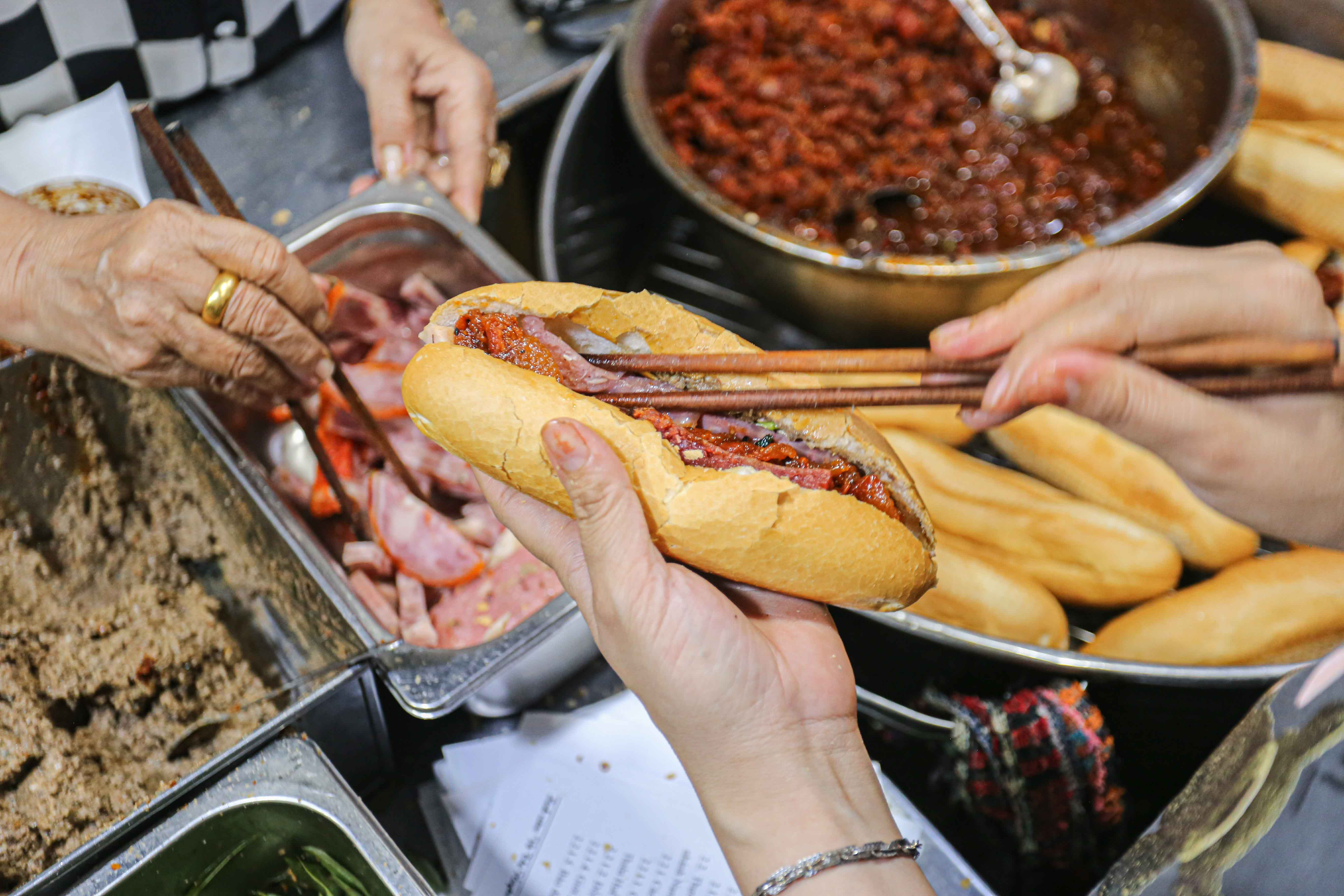 Ổ bánh mì Trường Tiền nhỏ gọn nhưng nhân đầy đặn với nước sốt đặc trưng, hấp dẫn thực khách