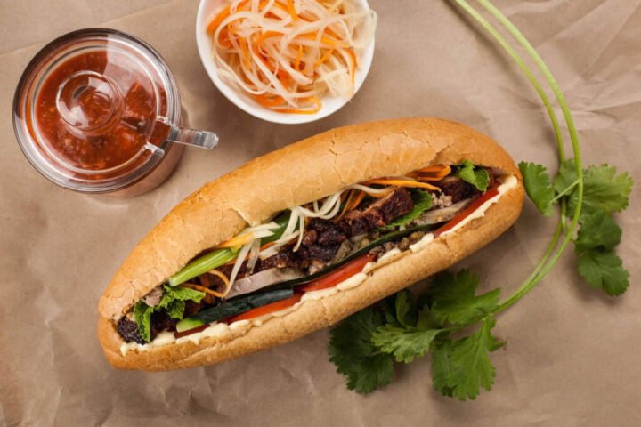 Ổ bánh mì Việt Nam giòn rụm với nhân đa dạng, một trong các loại bánh mì phổ biến.
