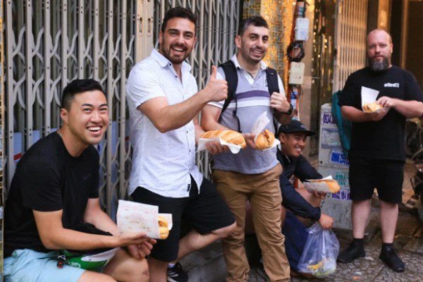 Ổ bánh mì Việt Nam truyền thống với nhân thịt và rau thơm tươi