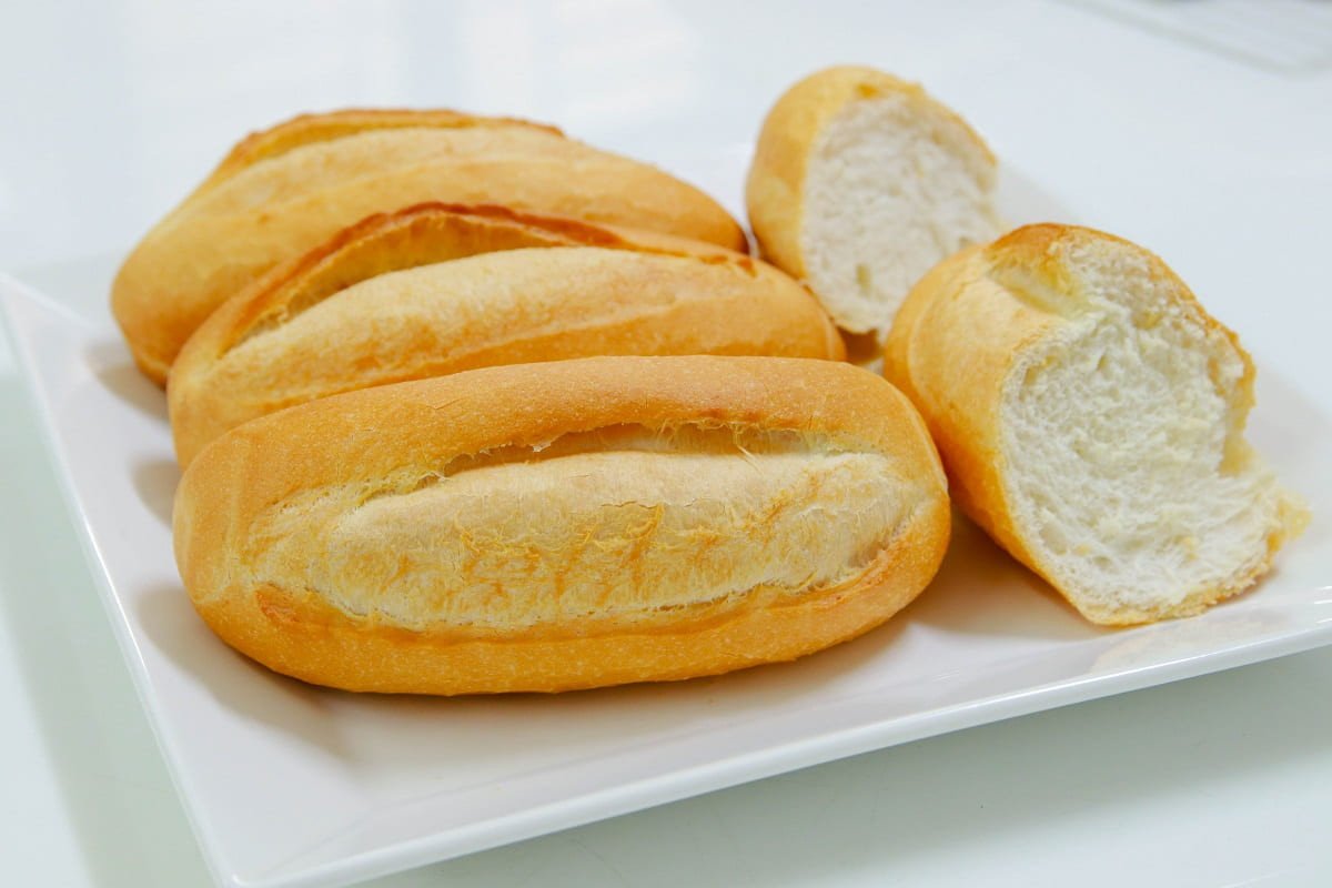 Ổ bánh mì Việt Nam vàng giòn sau khi nướng