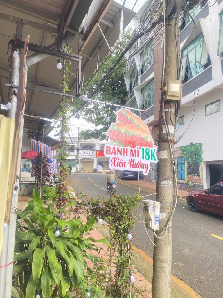 Ổ bánh mì xiên nướng thơm ngon tại Cù Chính Lan, Bảo Lộc