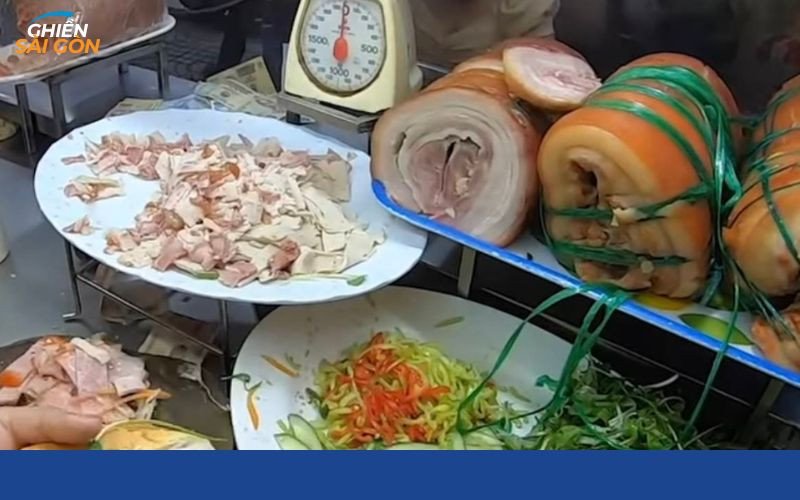 Ổ bánh mì xíu mại Chị Hồng với nhân đầy đặn và vỏ bánh giòn tan