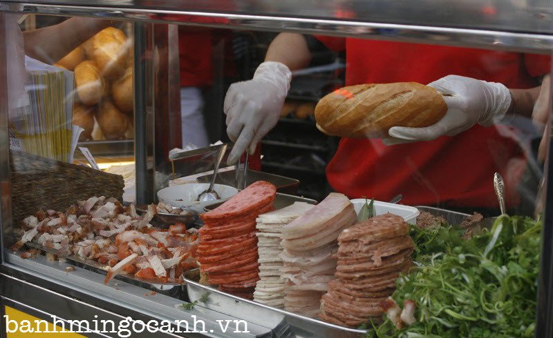 Ổ bánh mì xíu mại Ngọc Anh hấp dẫn với nước sốt đậm đà và rau thơm.