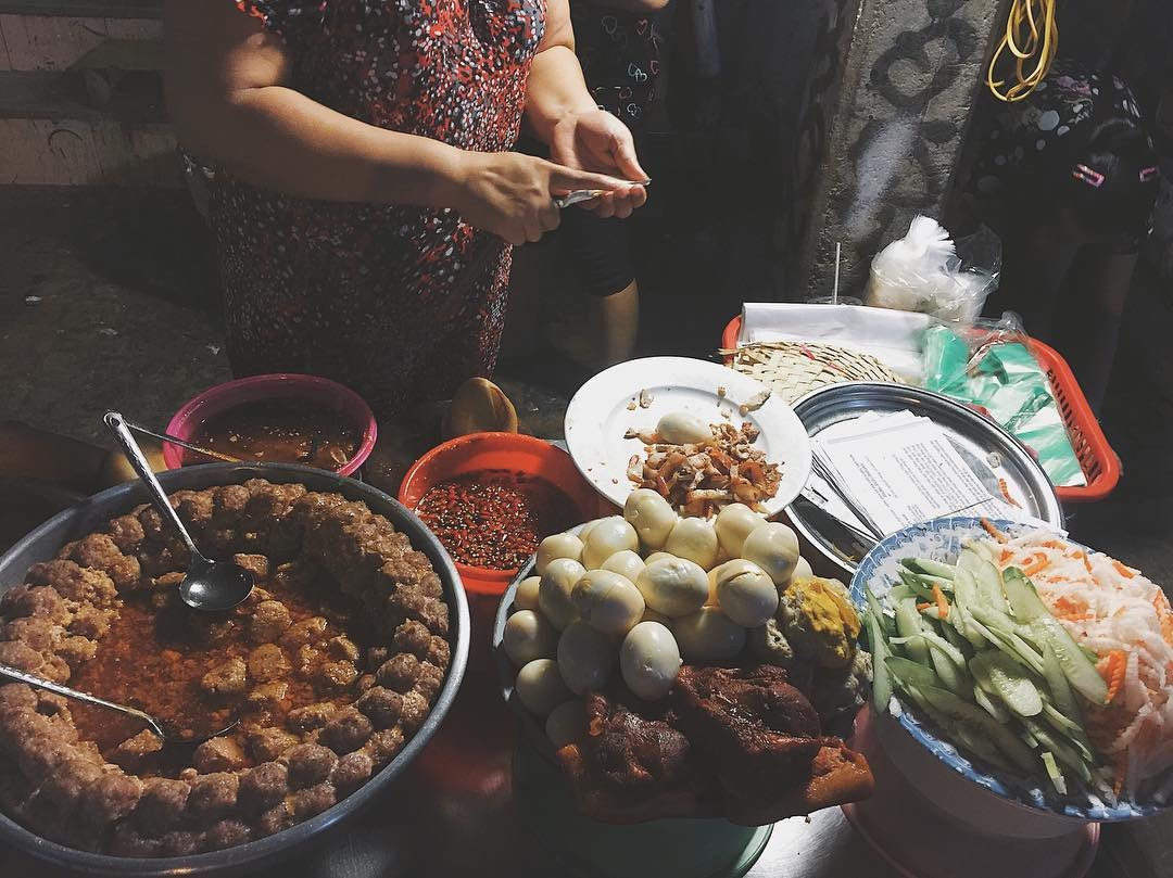 Ổ bánh mì xíu mại Phan Thiết đầy đặn với xíu mại, xá xíu và trứng luộc