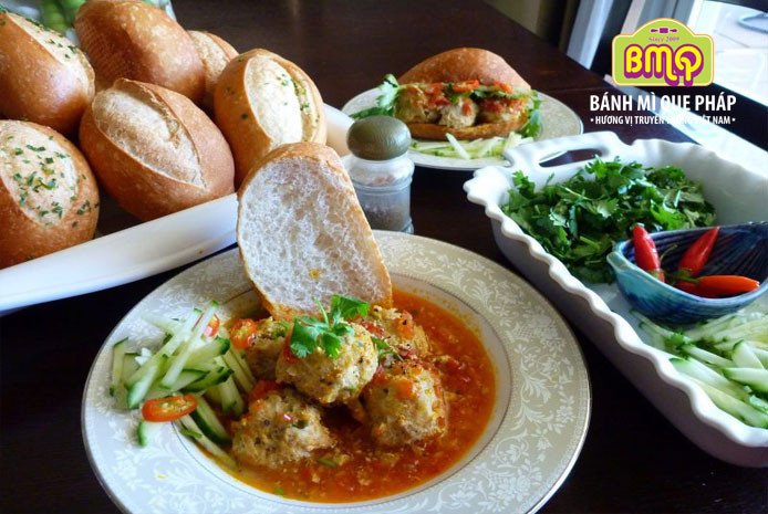 Ổ bánh mì xíu mại thơm ngon, đậm đà từ lò bánh mì Gò Vấp